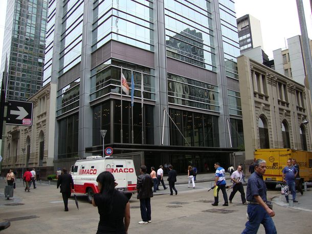 Amenaza de bomba en pleno centro porteño: evacuaron a 2000 personas