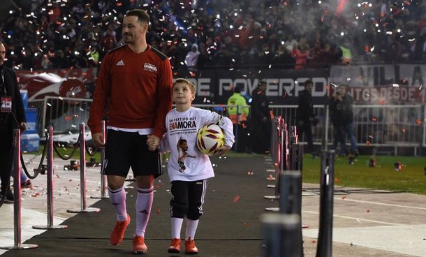 Rodrigo Mora y su hijo en el Monumental