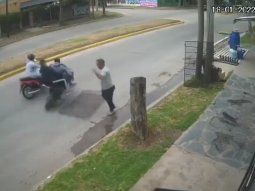 Un comerciante detuvo a dos motochorros con una reja