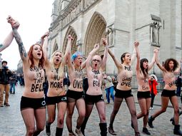 feministas festejan en topless la renuncia de benedicto xvi feministas festejan en topless la renuncia de benedicto xvi