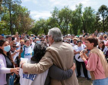 Alberto saludó a vecinos y militantes en una plaza de Quilmes