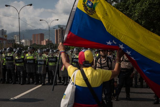 Un manifestante se planta frente a la Policía