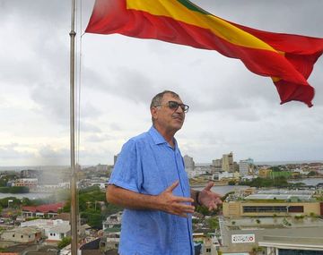 William Dau Chamatt, alcalde de Cartagena de Indias comparó el uso de tapabocas con el de la ropa para evitar ser meado por otra persona