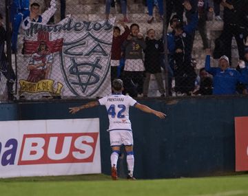 Vélez goleó a Deportivo Español y avanzó de ronda