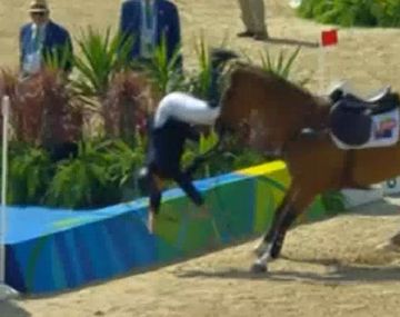 Lo traicionó el caballo: mirá esta terrible caída en la prueba de equitación