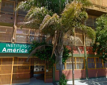 Salió del colegio y lo balearon para robarle el celular: está grave