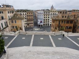 La Plaza Espa&ntilde;a desolada por el aislamiento que dispuso el gobierno de Italia ante el coronavirus