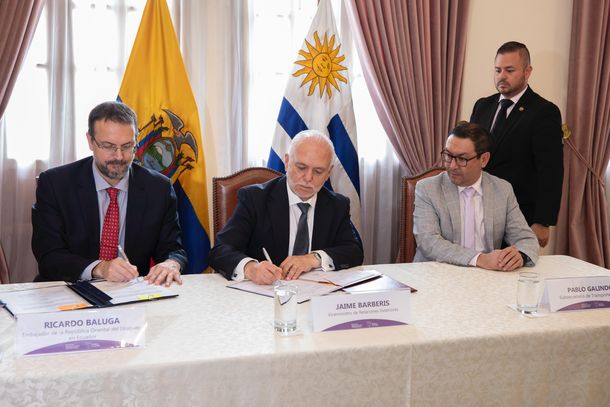 Uruguay y Ecuador sellaron un acuerdo de cielos abiertos para impulsar la relación comercial entre ambos países.