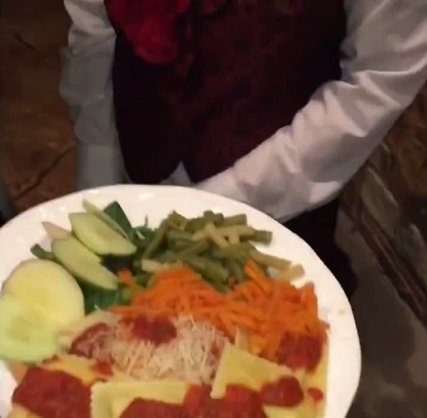 Un hombre regaló verduras, dentífrico y enjuague bucal a los chicos disfrazados