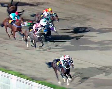 Tragedia en el turf: murió una jocketa tras caerse de su caballo durante una carrera 