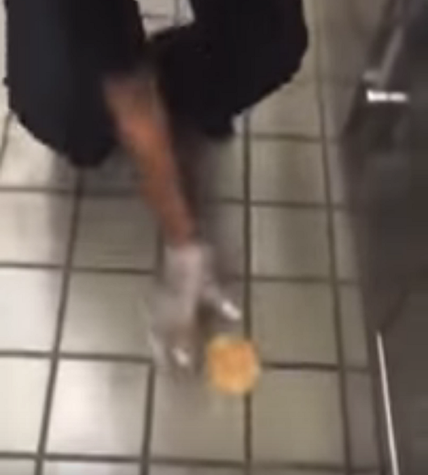 Tiró un pan al piso y armó la hamburguesa como si nada: mirá el video