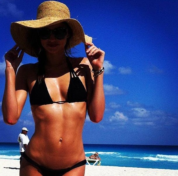 Miranda Kerr mostró su cuerpo en las playas de Cancún