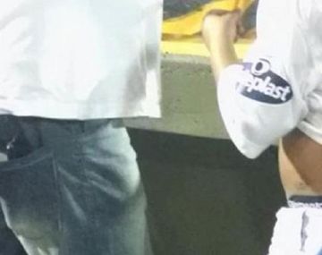Un hincha de Rosario Central se mostró en la cancha con un arma