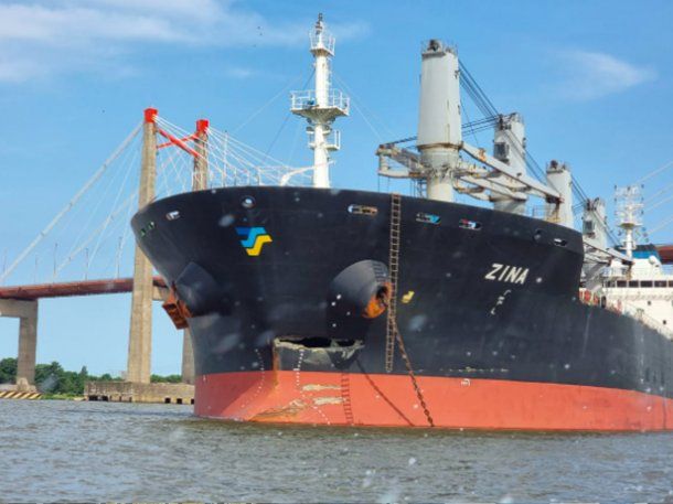 Un barco chocó contra el puente Zárate-Brazo Largo y casi provoca una tragedia