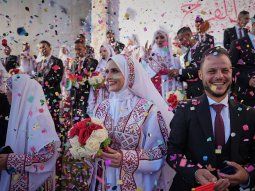 jovenes parejas celebraron un casamiento masivo en las ruinas de palestina: momento de felicidad jovenes parejas celebraron un casamiento masivo en las ruinas de palestina: momento de felicidad