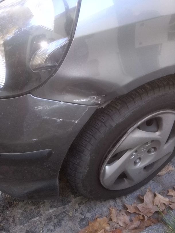 #TestigoSolidario vio un accidente y dejó una nota: Leelo, te chocaron y se fueron