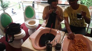 un restaurante indonesio sirve la comida en... ¡letrinas! un restaurante indonesio sirve la comida en... ¡letrinas!