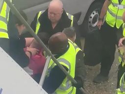estupor por un criminal que mordio y escupio a pasajeros de un avion estupor por un criminal que mordio y escupio a pasajeros de un avion