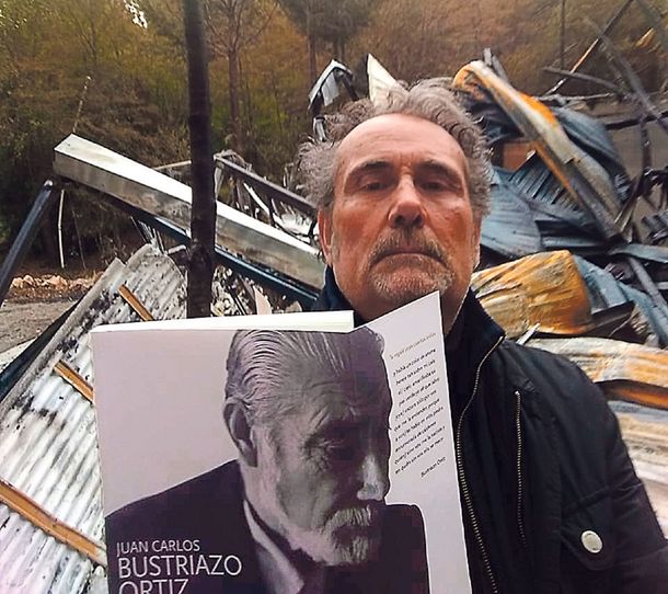 Un escritor y editor perdió unos dos mil libros por los incendios en la Cordillera