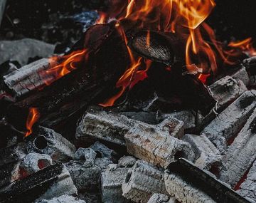 Prendió el fuego del asado con combustible y quemó a su bebé de nueve meses: está grave