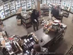 Quiere robar un local con un arma, pero el dueño lo reduce