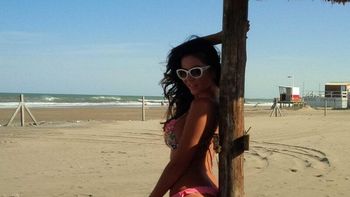 karina jelinek mostro como hace su trabajo hasta en la playa karina jelinek mostro como hace su trabajo hasta en la playa