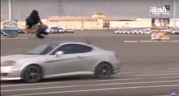 Mirá el espectacular salto de un militar a un vehículo en movimiento