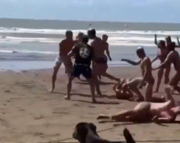 Batalla campal entre guardavidas durante una competencia en la playa