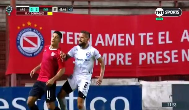 El brutal rodillazo de Miguel Torrén a Cecilio Domínguez en Argentinos - Independiente
