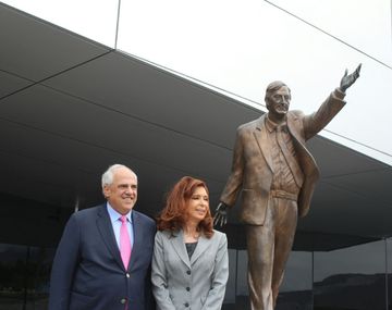 Cristina Kirchner junto al secretario general de la Unasur, Ernesto Samper, en Ecuador