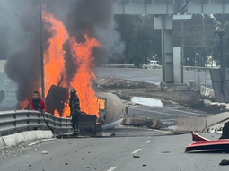 El gobierno de CDMX confirma confirma 3 muertos, 70 heridos y difunde listado de personas hospitalizadas por la explosión de pipa de gas en Puente de la Concordia. El gobierno de CDMX confirma confirma 3 muertos, 70 heridos y difunde listado de personas hospitalizadas por la explosión de pipa de gas en Puente de la Concordia.