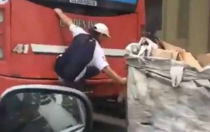 Un cartonero viaja colgado del colectivo