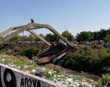 Se derrumbó un puente y quedó un camión atrapado