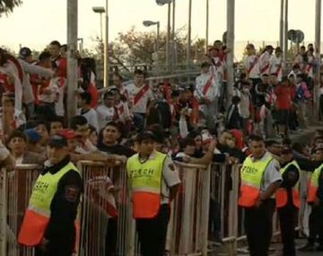 Banderazo: los hinchas de River apoyaron al plantel antes del Superclásico