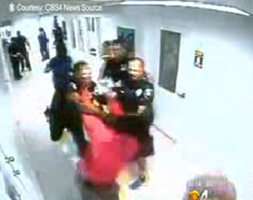 Brutal agresión de un policía a un menor con retraso mental