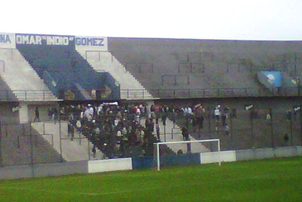 Barras de Quilmes velaron a un hincha durante un partido