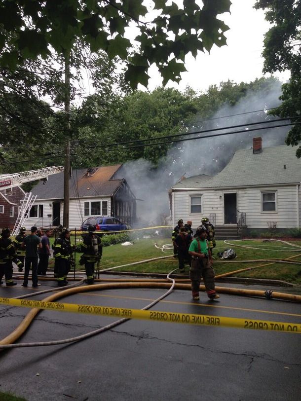 Una avioneta se estrelló contra dos casas: tres desaparecidos