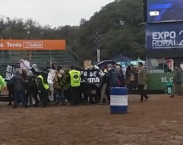 Activistas veganos irrumpieron en La Rural reclamando liberación animal