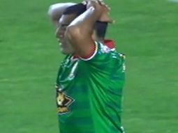 El blooper del arquero de Santa Fe que casi termina en gol de Huracán