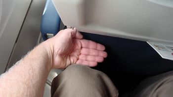 Algunas aerolíneas no dejan ni cinco dedos de distancia entre la rodilla del pasajero y el asiento Algunas aerolíneas no dejan ni cinco dedos de distancia entre la rodilla del pasajero y el asiento