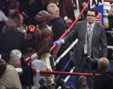 La emoción de Floyd Mayweather antes del último round de su carrera