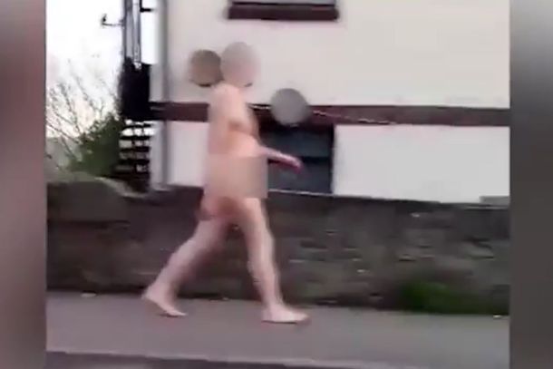 Un hombre camina desnudo por las calles de Inglaterra