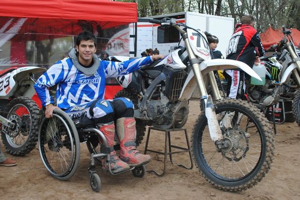 En silla de ruedas, viajó de Neuquén al Obelisco