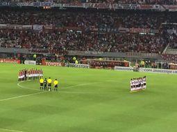 tristeza en river por la muerte de perfumo: los jugadores salieron con un brazalete negro tristeza en river por la muerte de perfumo: los jugadores salieron con un brazalete negro