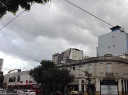 El viernes arrancó con lluvias pero por la noche mejora