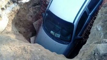 El auto dentro del pozo El auto dentro del pozo