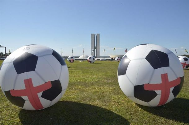 Siguen las protestas en Brasil: pelotas gigantes contra la violencia