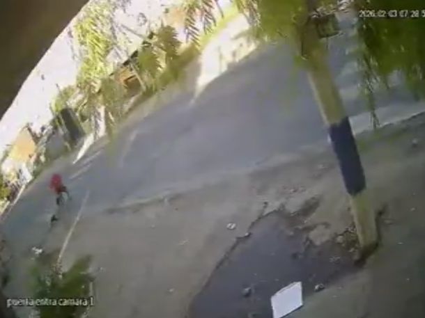 La Plata: simuló que esperaba el colectivo y arrastró a una mujer por la calle para robarle