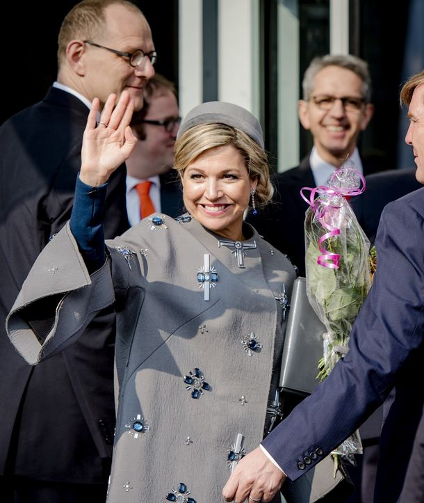 El tapado de Máxima causó una polémica en Alemania por su simbología nazi