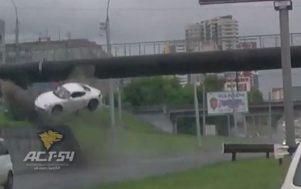 VIDEO: Un Porsche chocó y voló por los aires